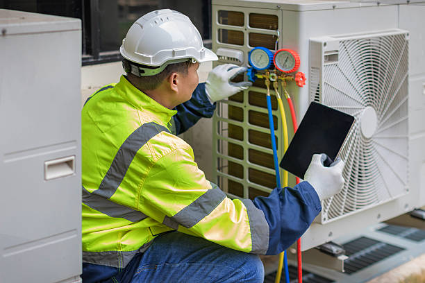 Professional Hvac technician working in Floral City, FL